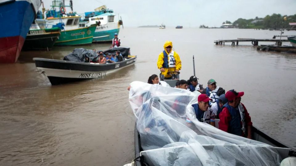 La tormenta tropical afecta a ese país y se dirige al Pacífico