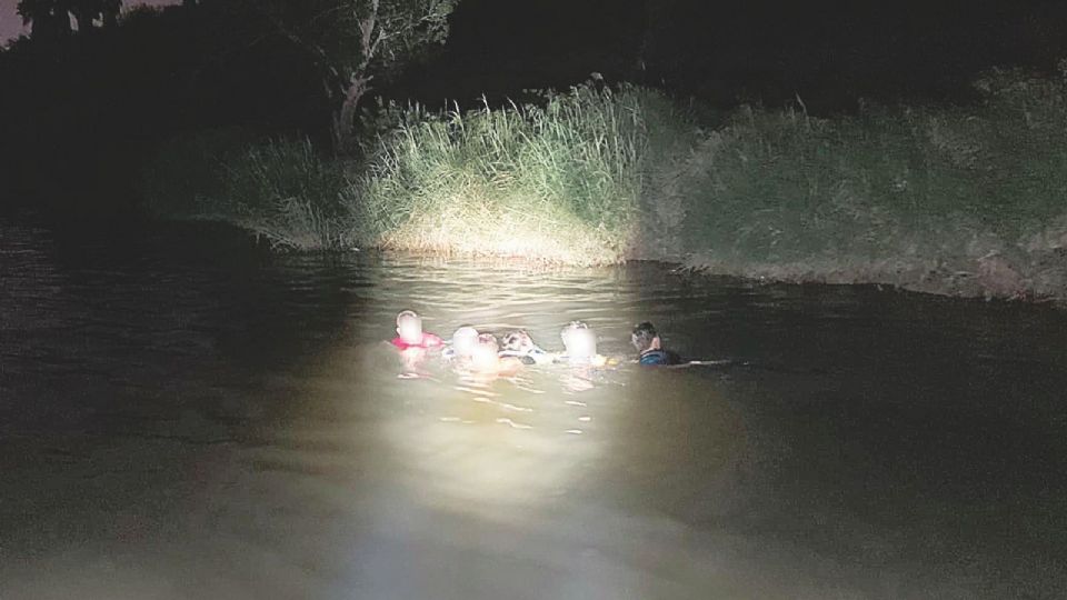 Los tres hombres rehusaron ser atendidos y en la ribera fueron asegurados por los agentes federales.

