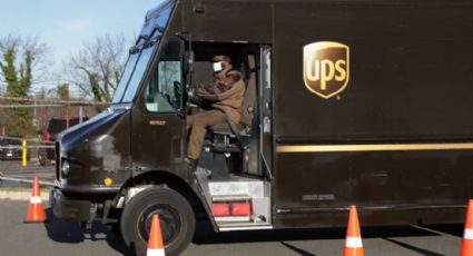 VIDEO: Repartidor de UPS colapsa por el calor extremo en entrada de una casa en Arizona