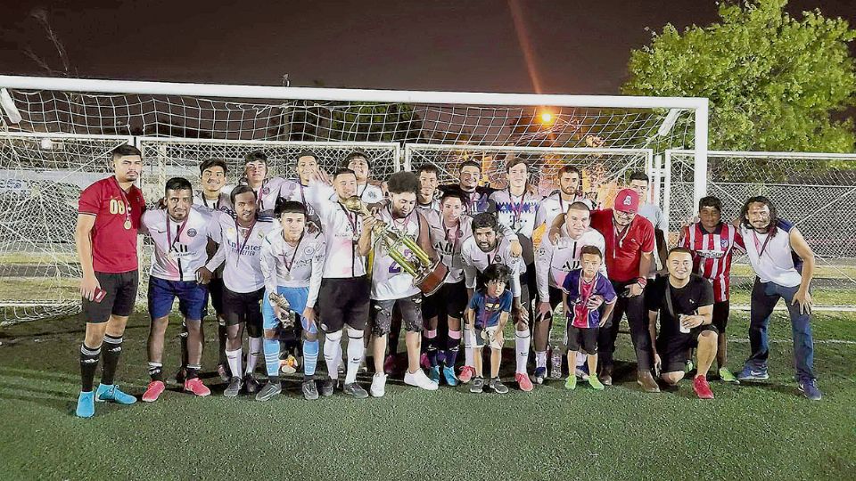 El Deportivo Brócoli posa con el trofeo que lo acredita como el campeón de Primera Fuerza en la Liga Lascari “El Pozo”