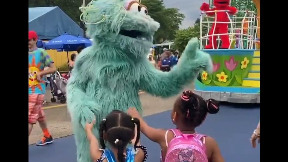 El personaje, con un ademán se negó reaccionar frente a las menores de edad, quienes esperaban pacientemente a ser saludadas