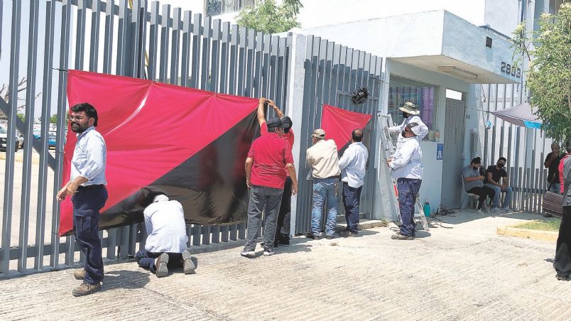 Las banderas rojinegras fueron colocadas en las instalaciones de Telmex, ayer a las 12:00 del mediodía.