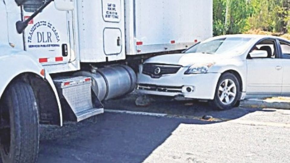 El camión se le trepó al Áltima, en el Kilómetro 10 de la Carretera Nacional.
