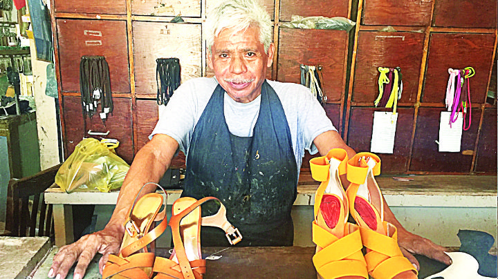 Mantiene tradición de reparar calzado