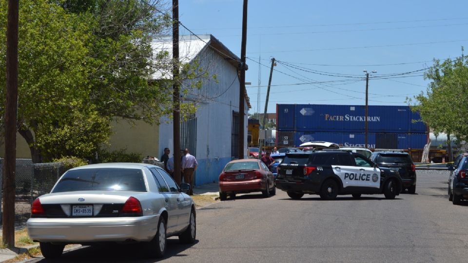 Investigación de muerte por parte de los detectives de Homicidios, ante un cadáver en plena vía pública este mediodía de viernes en el barrio “El Cuatro”, cerca del río Grande, centro histórico.