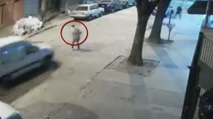 VIDEO: Hombre persigue al ladrón que asaltó a su madre anciana y lo atropella