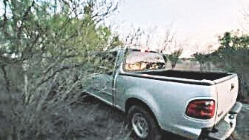 Entre Laredo y Freer esta troca robada en la frontera fue hallada tras derribar la cerca de un rancho, en la huida de sus tripulantes; hallaron a 9 en los alrededores.
