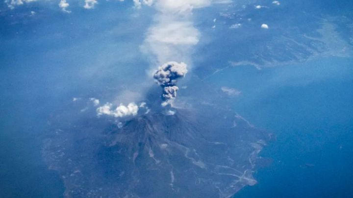Alerta máxima en Japón por erupción de volcán
