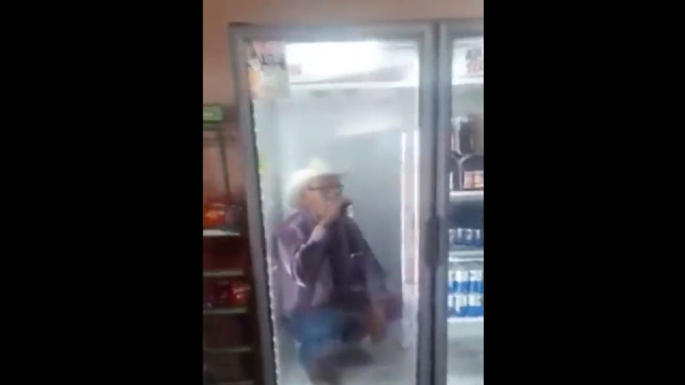 Se toma una chela y se resguarda del calorón