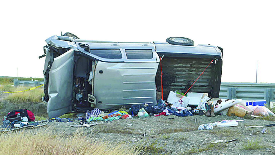 La camioneta y todos los objetos que llevaban salieron volando.