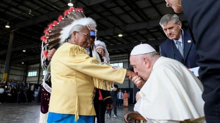 Papa Francisco visita Canadá y ofrece disculpas por abuso a indígenas
