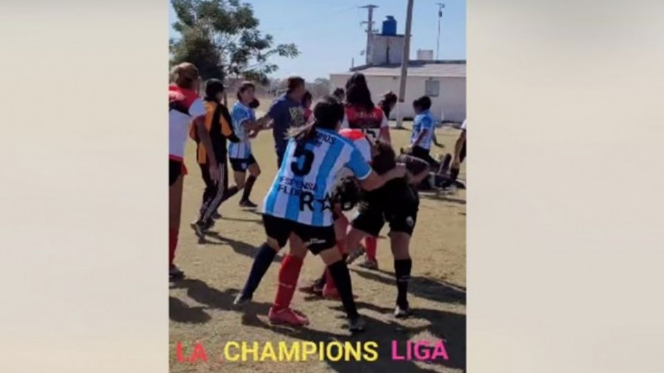 Los ánimos se alebrestaron en este encuentro de fútbol, llegando a los golpes serios y la intervención de incluso los entrenadores de ambos bandos