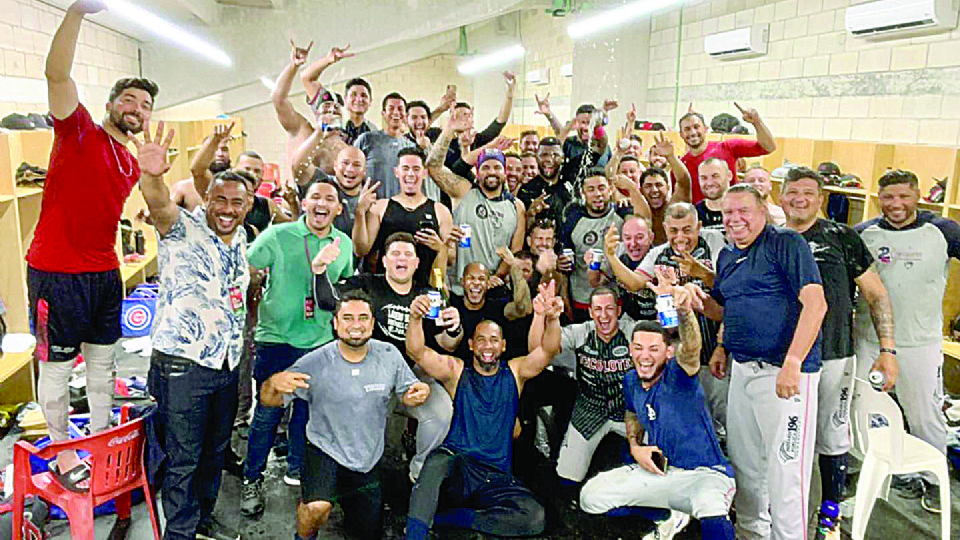 Jugadores y cuerpo técnico de los Tecolotes de los Dos Laredos celebran el boleto a los playoffs. FOTO: CORTESÍA TECOLOTES