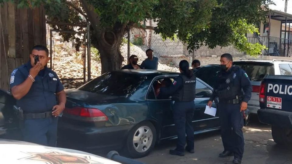 Tras recibir el llamado, elementos de la policía llegaron al lugar de los hechos donde encontraron un auto Honda color verde en el que vivía una familia.