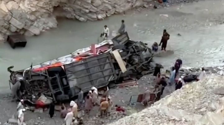 Mueren 19 personas tras caída de autobús a un barranco en Pakistán