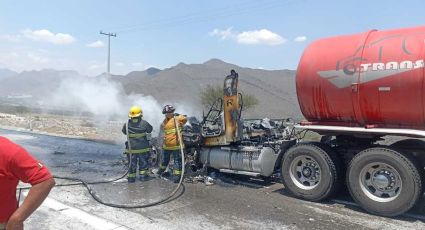 Autopista Monterrey-Saltillo: Bomberos impiden que pipa cargada de gasolina explote