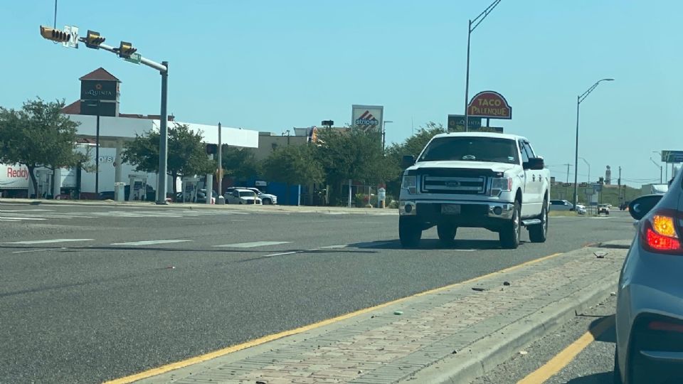 Un motociclista está grave, casi a la medianoche del viernes, perdió el control de su jaca en el bulevar Bob Bullock hacia el norte e invadió los carriles al sur, impactándose contra un auto, casi en el entronque con Jacaman.