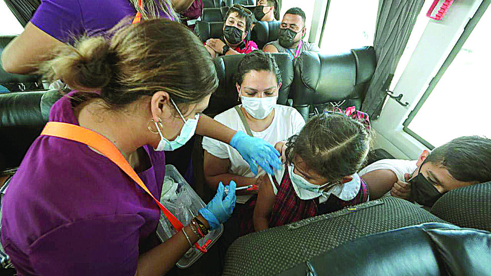 Los niños se benefician con las vacunas. 
