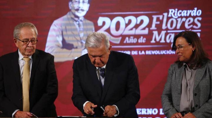 Firma AMLO iniciativa para eliminar horario de verano; va al congreso