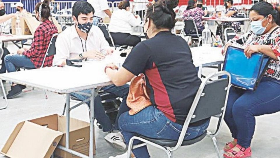 Atienden a ciudadanos interesados en obtener la beca municipal