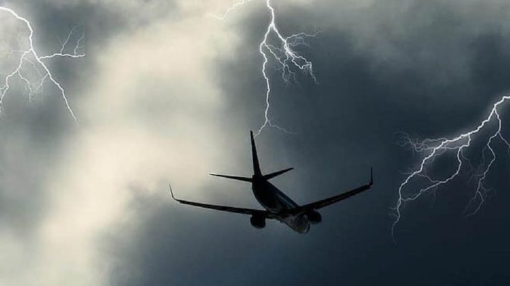 Avión de AeroMéxico es alcanzado por un rayo