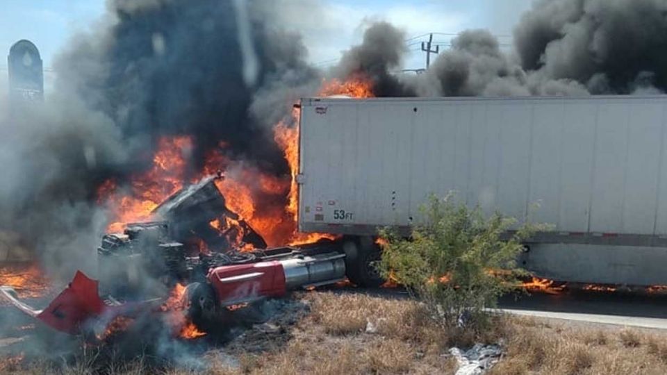 Trailero impacta a otro camión estacionado