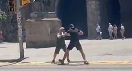 VIDEO: Turista pelea con ladrón para evitar el robo de su reloj