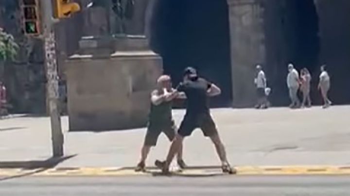 VIDEO: Turista pelea con ladrón para evitar el robo de su reloj
