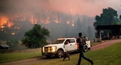 Hallan dos cuerpos dentro de auto en el camino de un gran incendio forestal en California