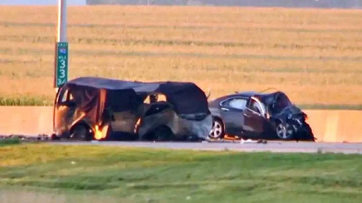 Fallecen 5 niños y su madre al chocar con un vehículo que iba en sentido contrario