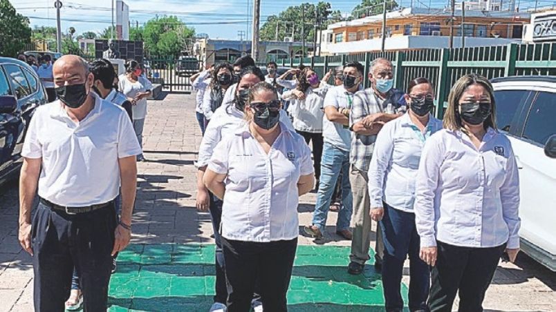 Personal del IMSS participó en un simulacro este lunes.