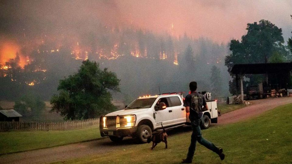 El incendio McKinney arde en el Bosque Nacional Klamath, California.