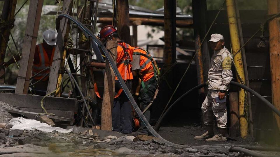 De forma anónima y no oficial, uno de los rescatadores indicó a Claudio Mireles, hijo de uno de los mineros atrapado, cómo básicamente se intentaba rescatar los cuerpos