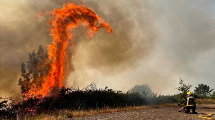 VIDEO Captan lucha entre un bombero y un impresionante tornado de fuego en forma de dragón