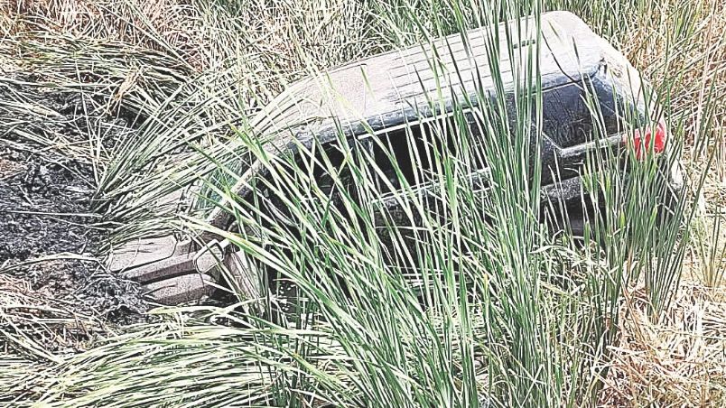 El joven perdió el control y quedó en el fondo del pozo.