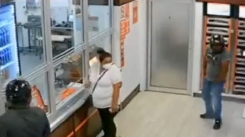 En las imágenes se observa una mujer y dos hombres en la pizzería de Ciudad de Juárez