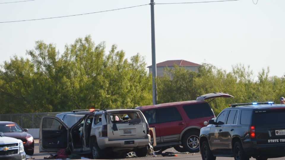 Tras una intensa persecución se impactan dos camionetas, hay res personas lesionadas de gravedad.