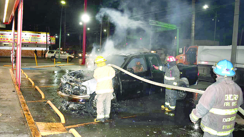 Los bomberos actuaron de inmediato pero el fuego ya había hecho lo suyo, destruir la camioneta.