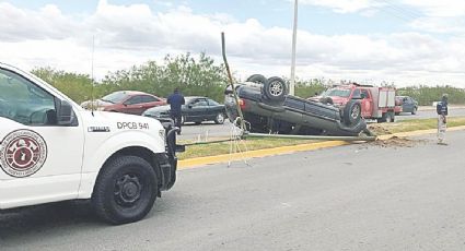 Sufre falla en Bulevar Carlos Canseco y termina con las llantas arriba