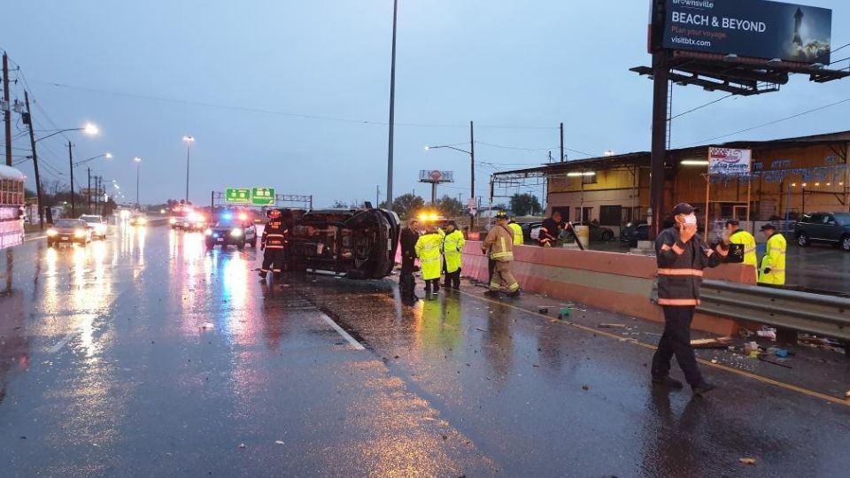 Volcadura en solitario por el piso mojado y la poca visibilidad a causa de la lluvia antes de las 07:00 de la mañana de este lunes 15, en carretera 359 y 83 Sur, no hubo lesionados.