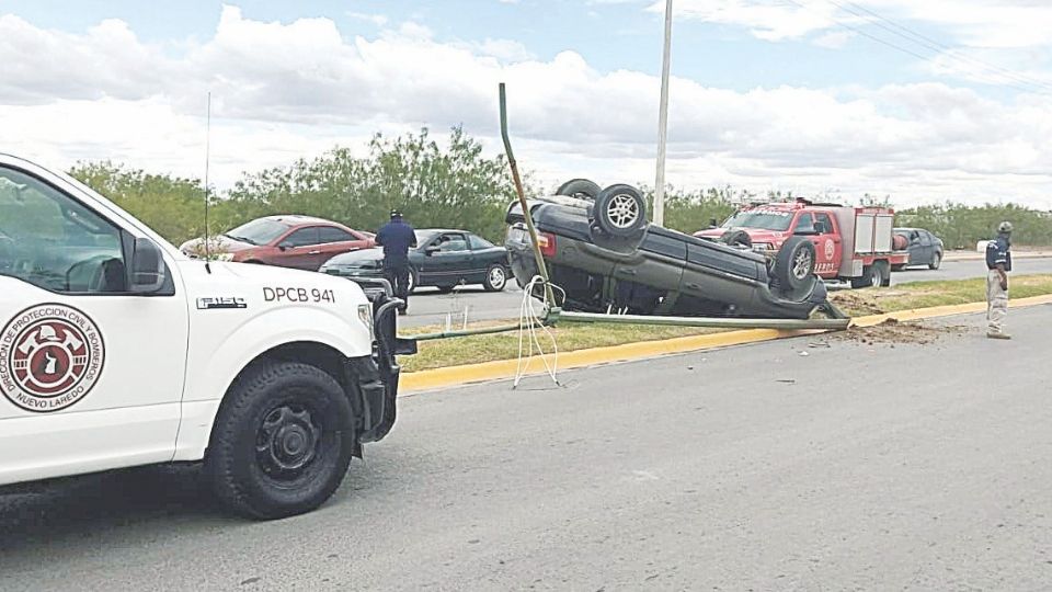 La camioneta quedó volcada