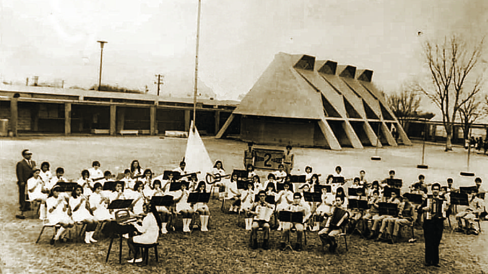 Imagen de la orquesta de la escuela en sus primeros años.
