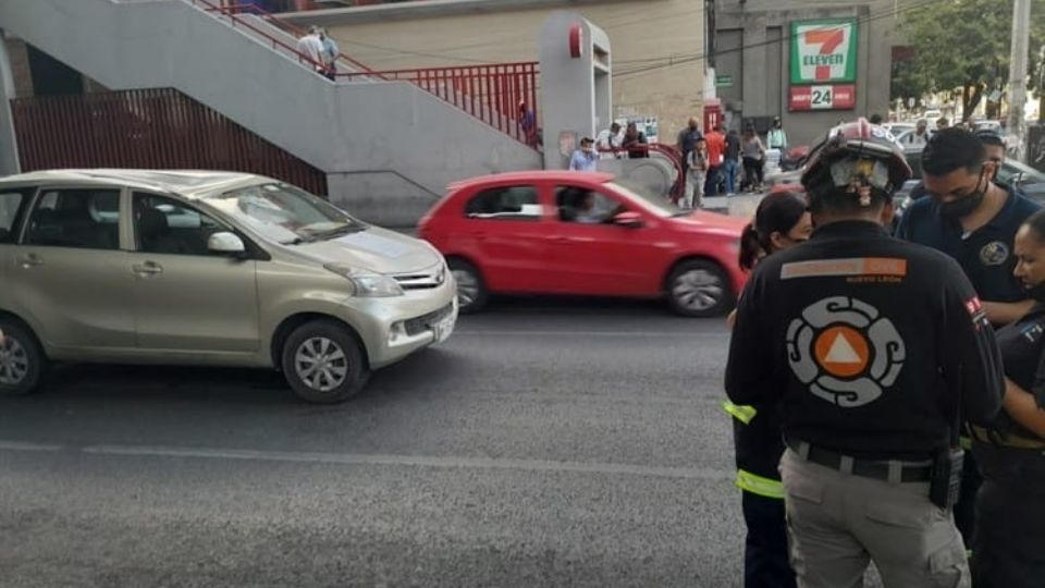 El hombre, de 28 años, se lanzó desde el techo de la estación, cayendo aparatosamente y deteniendo el tráfico por el suceso