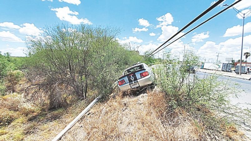 Testigos aseguran que el chofer del Mustang resultó lesionado.
