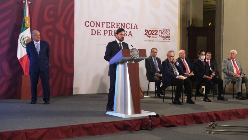 En conferencia de prensa en Palacio Nacional, el director general del IMSS, Zoé Robledo.