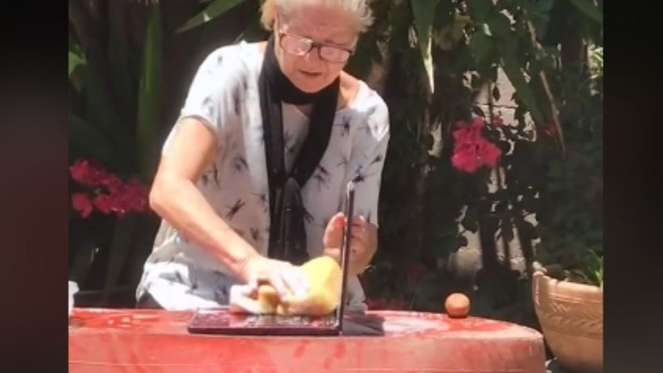 El video muestra como inocentemente la abuelita lava una máquina electrónica, pensando ayudar así a su nieto y quitarle algo de estrés