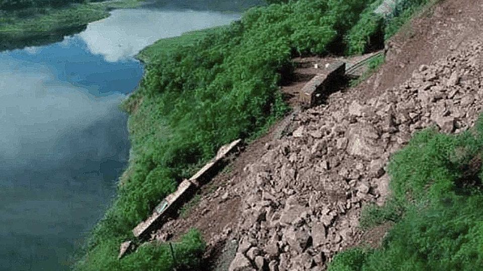 Las toneladas de tierra y piedras envíaron los carros al fonode de la barranca