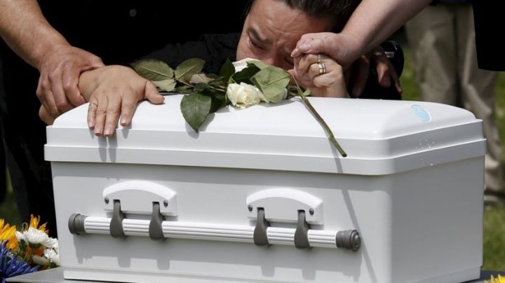 Bebé "revive" durante su funeral, pero encierro en su ataúd le causa muerte cerebral