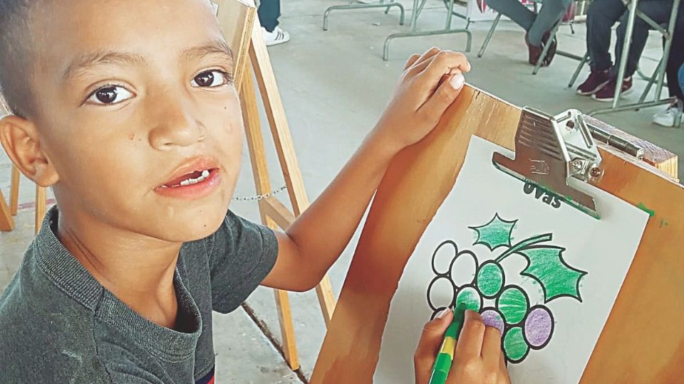 Los niños que recibieron útiles el lunes pintaron y les cortaron el cabello.