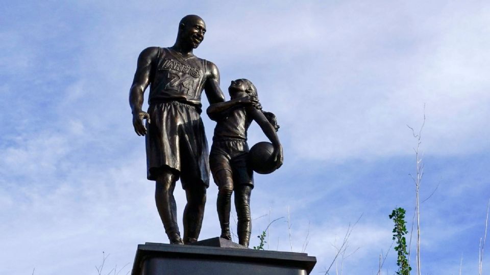 Kobe y Giana, en una estatua de bronce de 70 kilogramos colocada en el lugar del fatídico accidente.